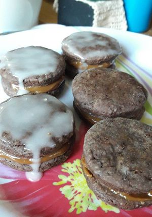 Una foto de Alfajorcitos tiernos de chocolate sin horno "en essen"