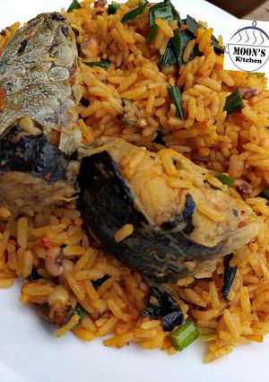 A picture of Jollof rice with iru.
