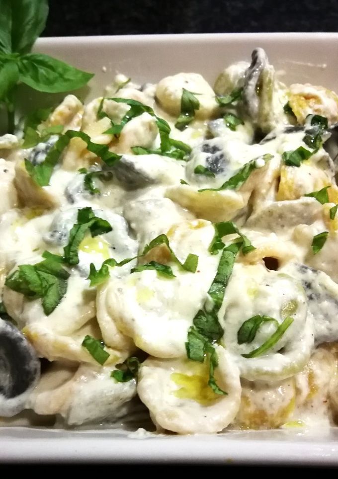 Una foto de Orecchiette de verdura con salsa griega a la pimienta - fácil