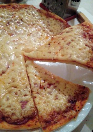 Фото Быстрая и вкусная пицца в микроволновой печи.