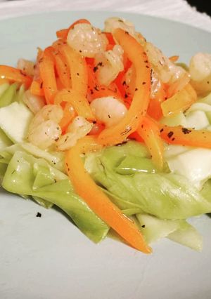 Una foto de Láminas de zapallitos italianos con morrón y camarones