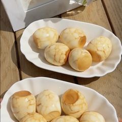 A picture of Chinese tea eggs.