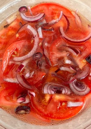 Lilahagymás paradicsomsaláta recept fotója