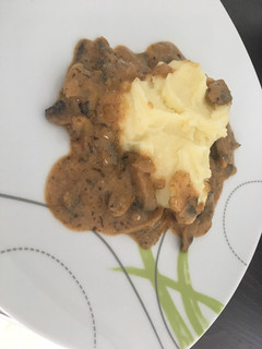 Pikáns gombapaprikás krumplipürével recept fotója