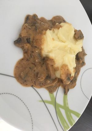 Pikáns gombapaprikás krumplipürével recept fotója