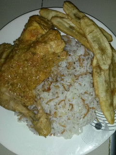 Una foto de Pollo Guisado en leche de Coco