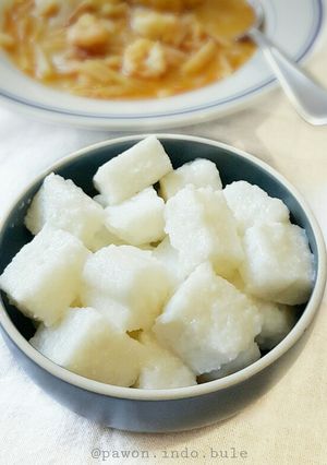 A picture of Rice Cake (Lontong) with Rice Cooker.