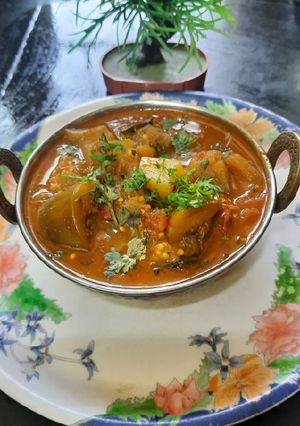 A picture of Brinjal potato 🥔 gravy.