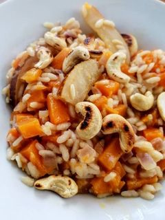 Une photo de Risotto au potiron, noix de cajou, crème d'amandes et poires
