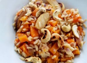 Une photo de Risotto au potiron, noix de cajou, crème d'amandes et poires