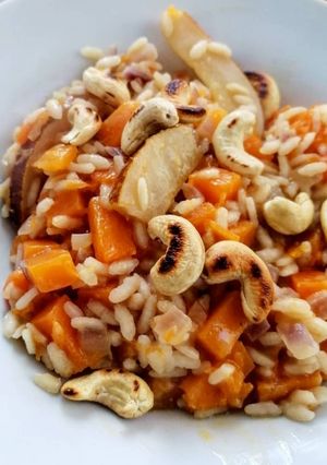 Une photo de Risotto au potiron, noix de cajou, crème d'amandes et poires