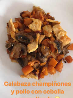 Una foto de Calabaza champiñones y pollo con cebolla caramelizada