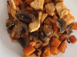 Foto principal de Calabaza champiñones y pollo con cebolla caramelizada