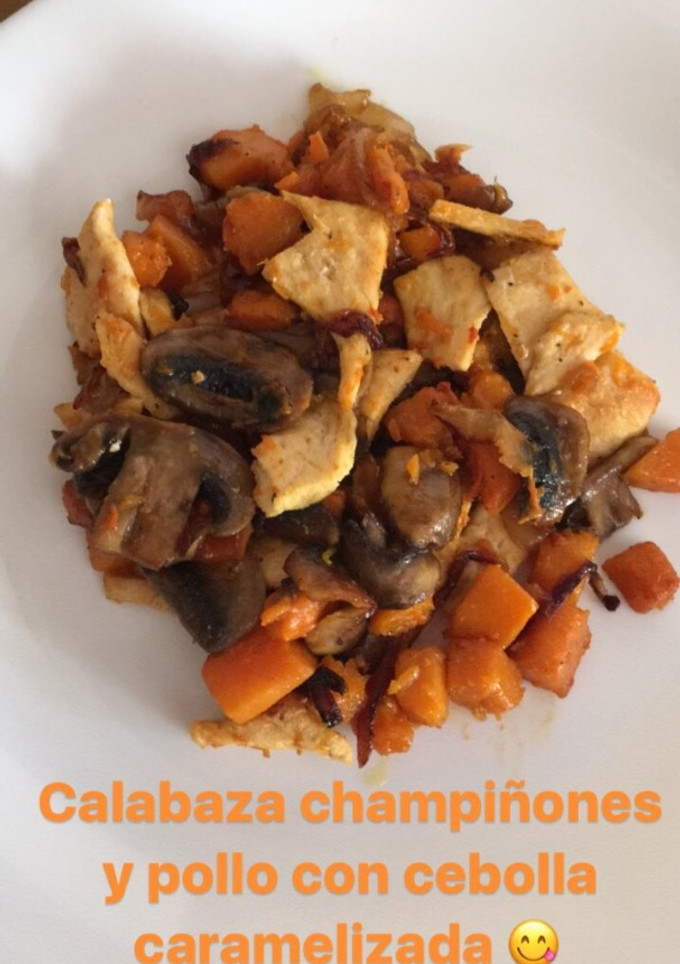 Una foto de Calabaza champiñones y pollo con cebolla caramelizada