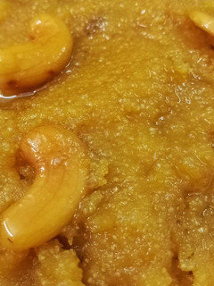 बेसन और सूजी का हलवा (besan aur suji ka halwa recipe in Hindi) रेसिपी मुख्य फोटो