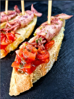 Una foto de Pincho de chipirones con salsa de tomate picante
