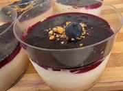 Una foto de postre con mermelada