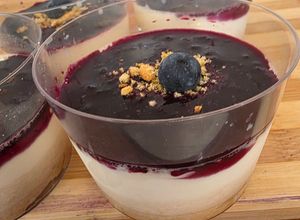 Foto principal de Panna Cotta con Mermelada de Arándanos 🫐