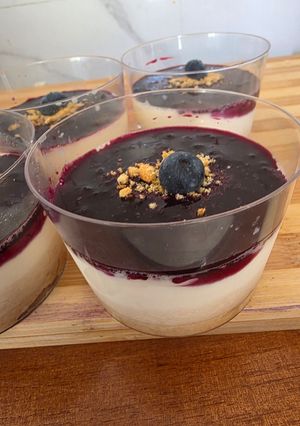 Una foto de Panna Cotta con Mermelada de Arándanos 🫐