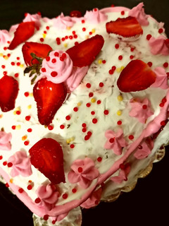 स्ट्रॉबेरी केक (Strawberry cake recipe in hindi) रेसिपी मुख्य फोटो