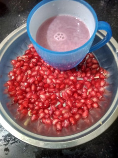 மாதுளை ஜூஸ் (Maathulai juice recipe in tamil) செய்முறை முக்கிய புகைப்படம்