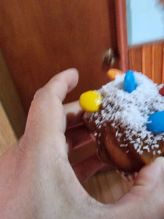 Una foto de Muffins con dulce de leche, coco y rocklets
