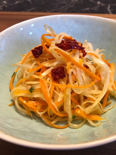 适合夏季的健康搭配 ——- 芹菜根 · 胡萝卜丝 的食譜成品照片