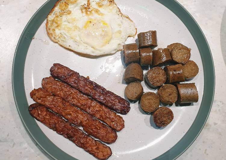 Sarapan Bule Lokal: Tempe Goreng, Telur, Sosis Goreng Sederhana