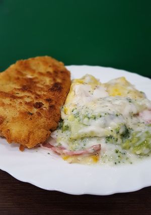 Foto principal de Brócoli gratinado al horno con bacon, cebolla y bechamel