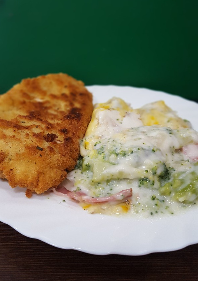Una foto de Brócoli gratinado al horno con bacon, cebolla y bechamel
