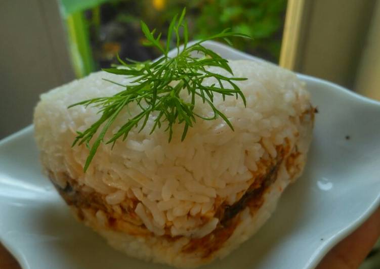 Onigiri isi ayam dan tongkol suwir