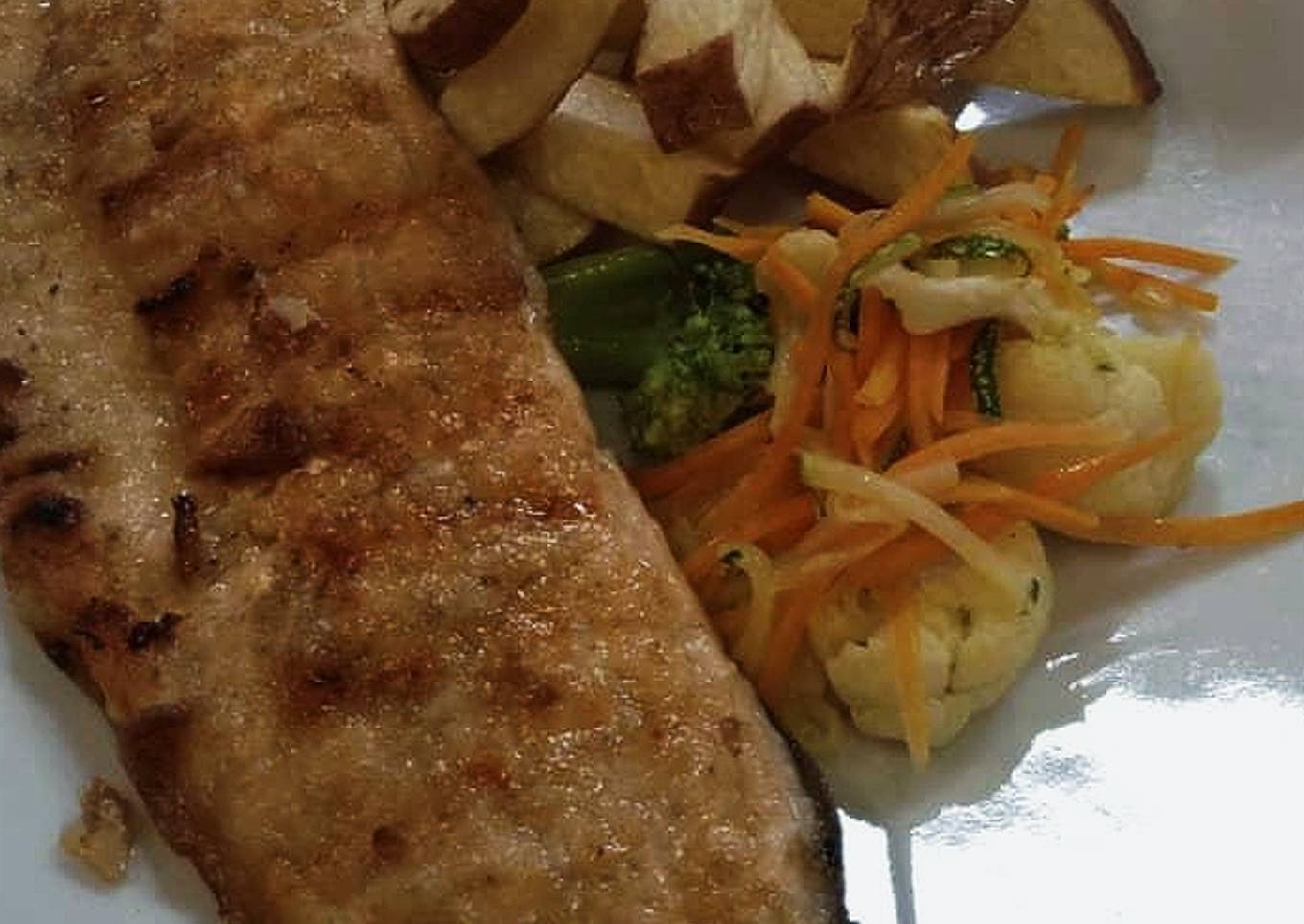 Salmón gratinado al horno con papas y verduras al vapor