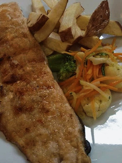 Una foto de Salmón gratinado al horno con papas y verduras al vapor