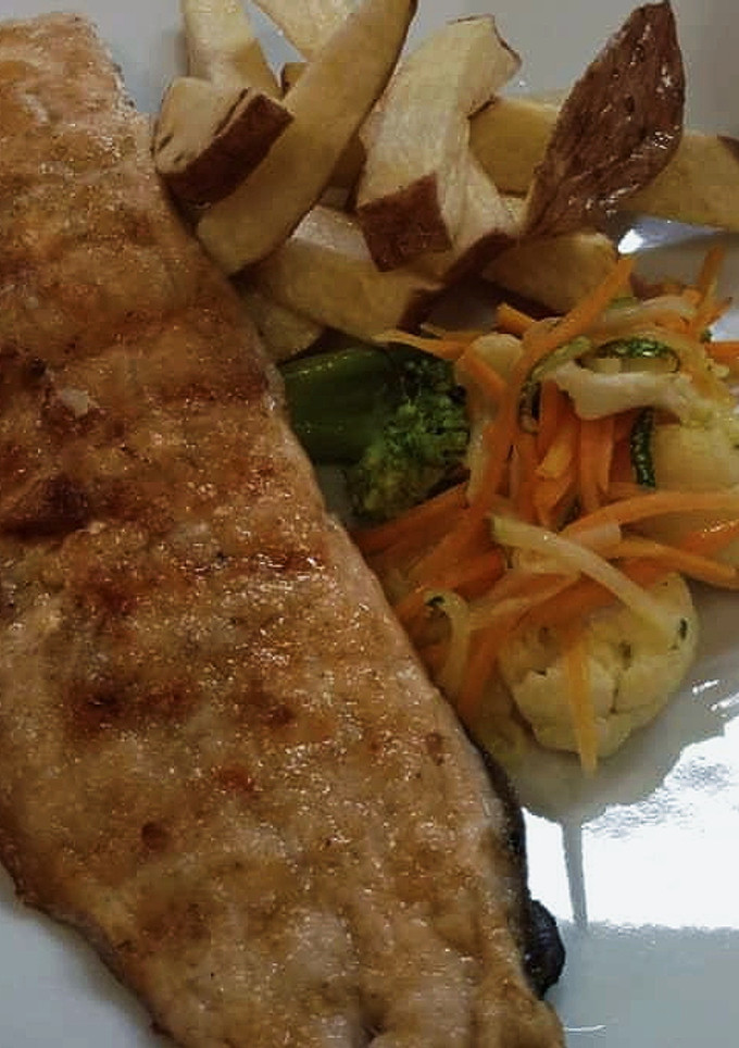 Una foto de Salmón gratinado al horno con papas y verduras al vapor