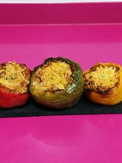Una foto de Pimientos tricolor rellenos de boloñesa al horno