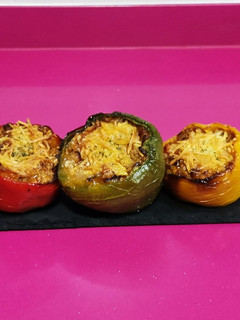 Una foto de Pimientos tricolor rellenos de boloñesa al horno