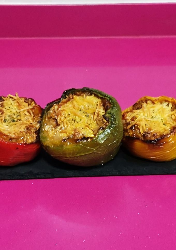 Una foto de Pimientos tricolor rellenos de boloñesa al horno