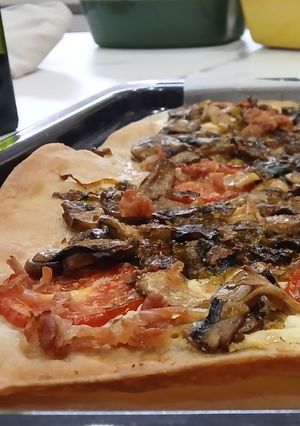 Foto principal de Coca rústica de champiñones al ajillo con lecho de puerro y toque de Grana Padano