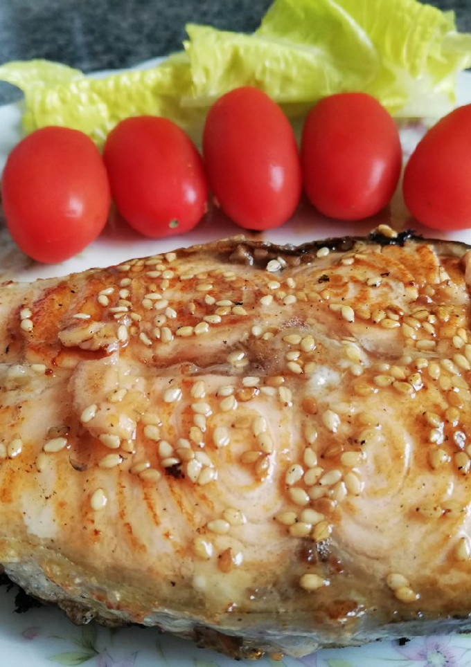 Una foto de Salmón con miel 🍯 y sésamo