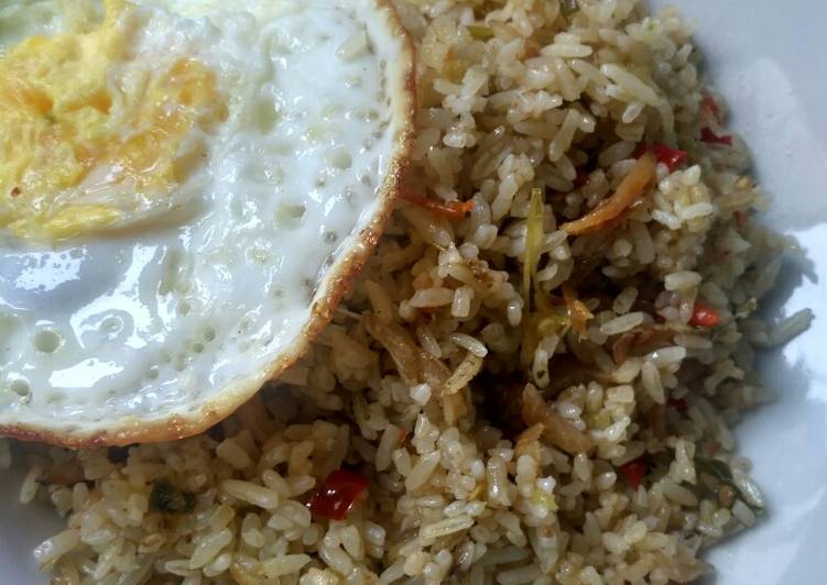 Bagaimana Menyiapkan Nasi goreng ikan asin Top Enaknya