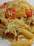 Pasta con pollo y albahaca
