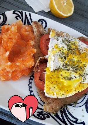 Una foto de Milanesa con puré de zanahoria y papa