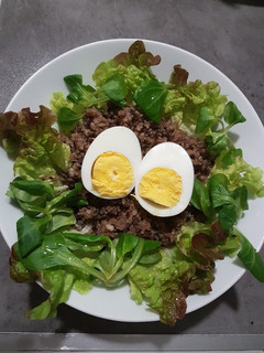 Una foto de Cena ligera de ensalada de quinoa, lechuga hoja de roble y huevo