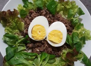 Foto principal de Cena ligera de ensalada de quinoa, lechuga hoja de roble y huevo