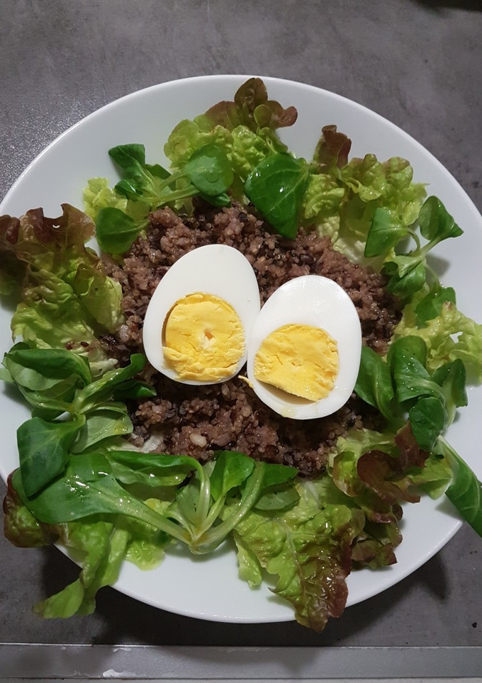 Una foto de Cena ligera de ensalada de quinoa, lechuga hoja de roble y huevo