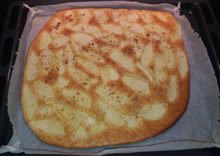 Bizcocho plano con manzana