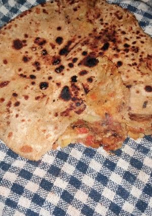 आलू गाजर का पराठा (Aloo gajar ka paratha recipe in Hindi) रेसिपी मुख्य फोटो