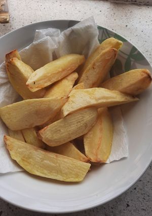 A picture of Potato wedges.