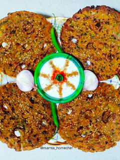 મહારાષ્ટ્રીયન થાલીપીઠ (Thalipeeth Recipe In Gujarati) રેસીપી મુખ્ય ફોટો