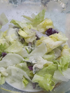 Una foto de Ensalada con salsa de yogurt